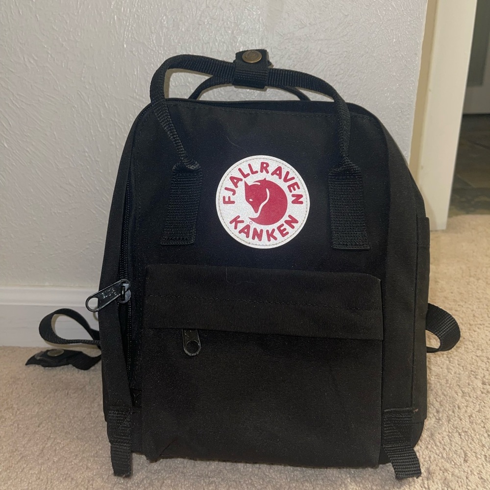FJALLRAVEN Kånken Black Backpack mini